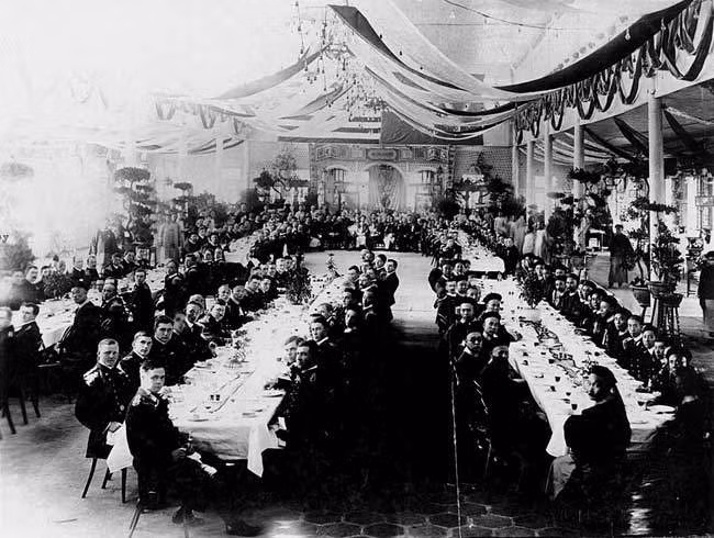 Theo Sina, ngày 3/11/1908, để chào đón các sĩ quan chỉ huy "Đại Bạch Hạm đội", nhà Thanh đã mở đại yến tiếc thiết đãi “vị khách phương xa”. Đích thân Đô đốc Tát Trấn Bang - "tư lệnh" tam hạm đội của Tân Thức Hải quân Đại Thanh (Hạm đội Bắc Dương, Nam Dương và Quảng Đông) chủ trì. Trong ảnh, có thể thấy bữa tiệc quy mô rất lớn, xa hoa lộng lẫy được Hải quân Đại Thanh tổ chức. Nguồn ảnh: Sina