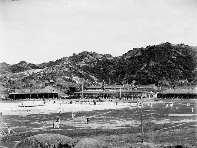 Toàn cảnh quân danh gồm các tòa nhà chính, khu làm việc, nơi nghỉ ngơi của lực lượng hải quân bảo vệ Hạ Môn. Loạt ảnh này có lẽ được chụp bởi chính các thủy thủ Hải quân Mỹ trong ngày đầu tới Hạ Môn, 29/10/1908. Nguồn ảnh: Sina