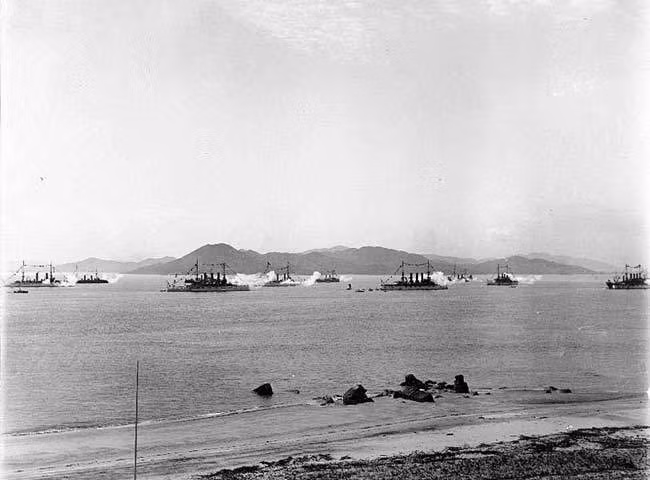 Các chiến hạm này vốn thuộc biên chế Hạm đội Đại Tây Dương, tuy nhiên vì được sơn toàn màu trắng nên đoàn tàu này thường được biết đến với biệt danh "Fleet Great White", nghĩa tiếng Việt dịch là "Hạm đội lớn màu trắng" còn nếu theo nghĩa Hán Việt thì là "Đại Bạch Hạm đội". Trong ảnh, các thiết giáp hạm của Đại Bạch Hạm đội trên bờ biển Hạ Môn, tỉnh Phúc Kiến tháng 10/1908. Nguồn ảnh: Sina