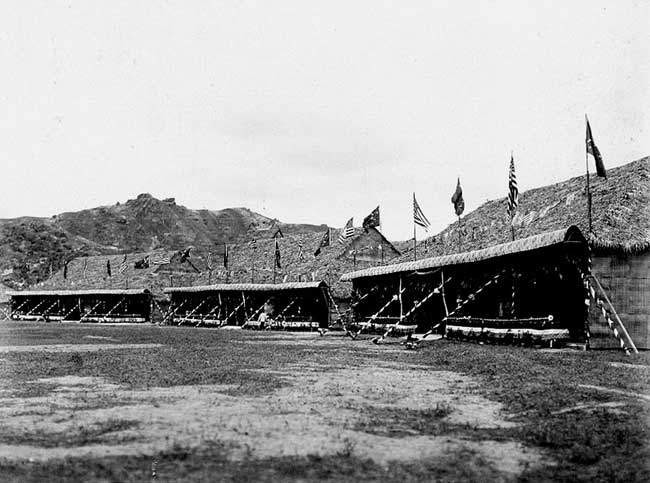 Hạ Môn thời bấy giờ là một hải cảng đặc biệt quan trọng của Đại Thanh, từ nơi đây những loại trà thượng hạng được xuất khẩu đi nhiều nơi trên thế giới. Bên cạnh đó, dĩ nhiên triều đình nhà Thanh cũng tập trung lực lượng tàu bè cùng các binh sĩ tinh nhuệ để bảo vệ vùng biển Phúc Kiến. Trong ảnh, quân danh của quân đội Đại Thanh ở Hạ Môn trong ngày đón “Đại Bạch Hạm đội”. Nguồn ảnh: Sina