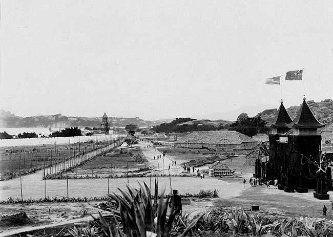 Cổng vào quân doanh này được treo lá cờ của triều đình nhà Thanh và lá cờ Hợp chủng quốc Hoa Kì. Nguồn ảnh: Sina