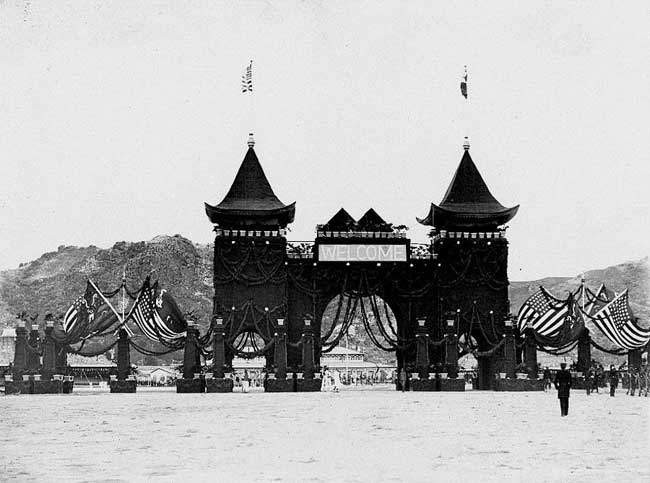 Năm 1907, Tổng thống Mỹ Theodore Roosevelt với tham vọng chứng minh sức mạnh quân sự Mỹ đang ngày càng hùng mạnh hơn và khả năng hải quân Mỹ có thể hoạt động trên toàn thế giới đã phái hạm đội tác chiến gồm 4 hải đoàn lên đường thực hiện chuyến đi vòng quanh thế giới. Hạ Môn - cảng lớn của triều đình nhà Thanh nằm ở tỉnh Phúc Kiến trở thành một trong các điểm đến của nhóm tác chiến Hải quân Mỹ. Nguồn ảnh: Sina.