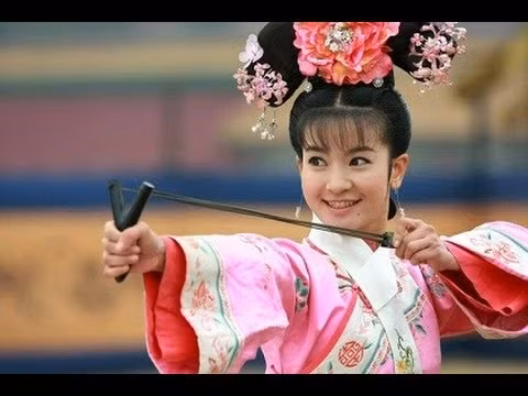 Các con gái do các phi tử khác hoặc con nuôi của hoàng hậu thì được xưng là " Hòa Thạc công chúa". Tước vị "cách cách" dần dần được chuyên dùng cho con gái của các Vương công quý trụ (dòng dõi quý tộc).