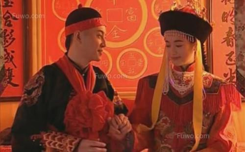 Không những yêu thương Cố Luân Hòa Kính Công chúa, mà Càn Long Đế còn rất khoan dung với phò mã. Con trai của công chúa cũng được Càn Long Đế ưu ái đặc biệt. Khi công chúa sinh con trai, Càn Long Đế còn đích thân đặt tên cho con trai của công chúa. Đây là đặc ân không phải công chúa nào của Càn Long Đế cũng có được. Ảnh: Tạo hình công chúa và phò mã trên phim, nguồn: baidu.com.