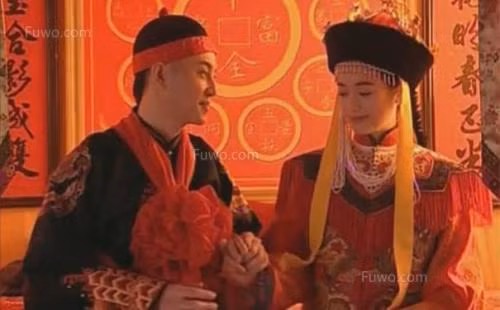 Không những yêu thương Cố Luân Hòa Kính Công chúa, mà Càn Long Đế còn rất khoan dung với phò mã. Con trai của công chúa cũng được Càn Long Đế ưu ái đặc biệt. Khi công chúa sinh con trai, Càn Long Đế còn đích thân đặt tên cho con trai của công chúa. Đây là đặc ân không phải công chúa nào của Càn Long Đế cũng có được. Ảnh: Tạo hình công chúa và phò mã trên phim, nguồn: baidu.com.