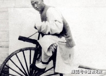 Người đàn ông Trung Quốc trong trang phục truyền thống ngồi trên chiếc xe đạp gỗ. Ảnh: Sohu.com 