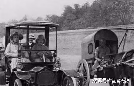 Thời kỳ cuối Nhà Thanh đã xuất hiện những chiếc ô tô trên đường phố. Ảnh: sohu.com