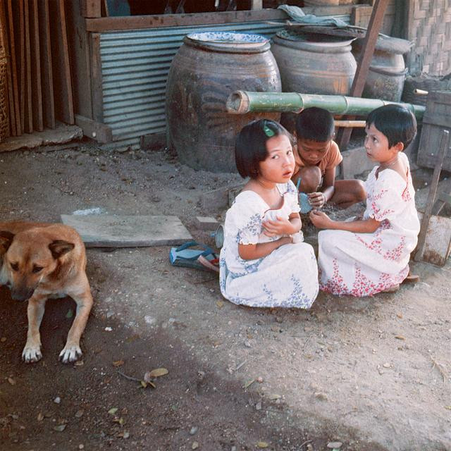 Những em bé Thái Lan đang vui đùa trước cửa nhà. Ảnh: sina.com.cn