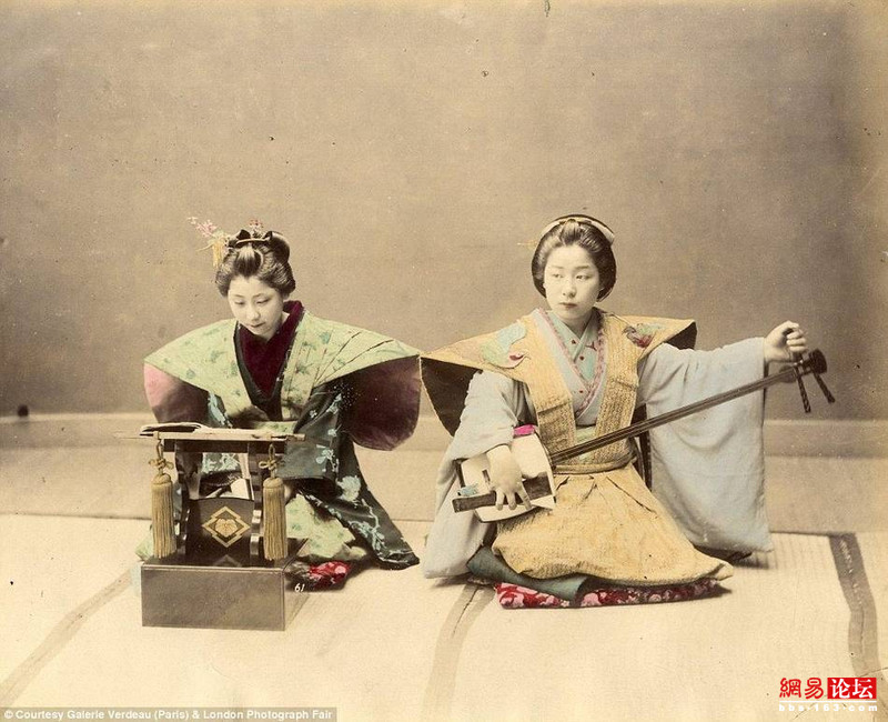 Hai cô gái đang chơi đàn. Ảnh:163.com. 