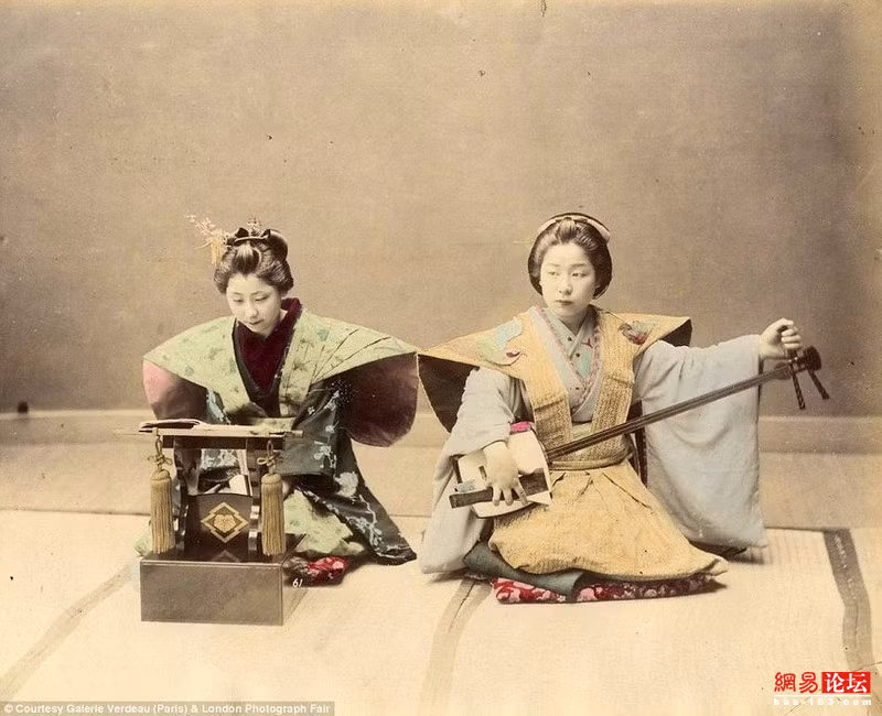 Hai cô gái đang chơi đàn. Ảnh:163.com. 