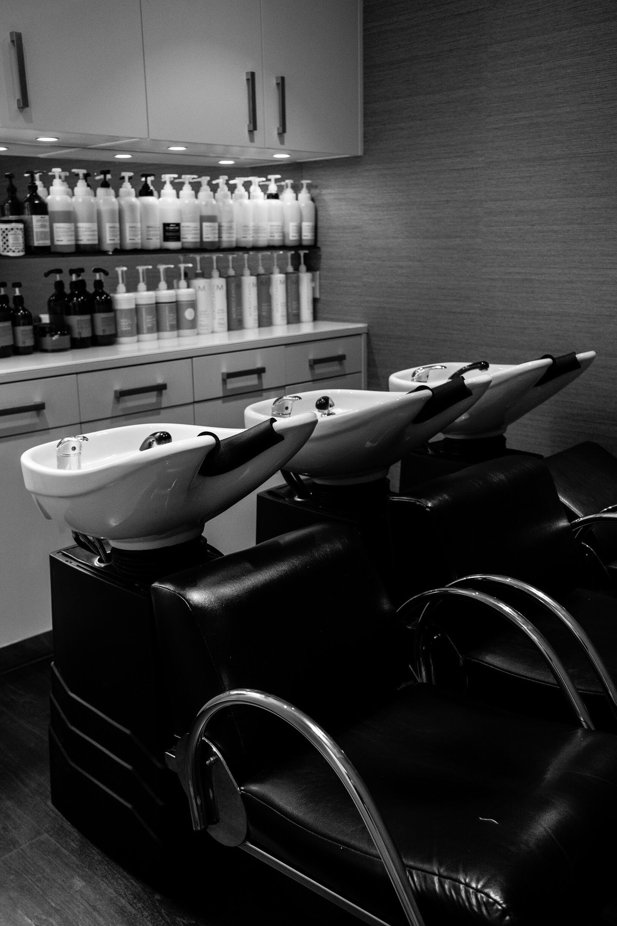 Tiệm làm tóc tọa lạc tại một ngôi nhà nhỏ 200 năm tuổi, là bối cảnh cho sự biến mất vô cớ của một số vật dụng làm nghề, đồ đạc thì bị dịch chuyển một cách quái dị, không lý do. Ảnh: @So You Hair.