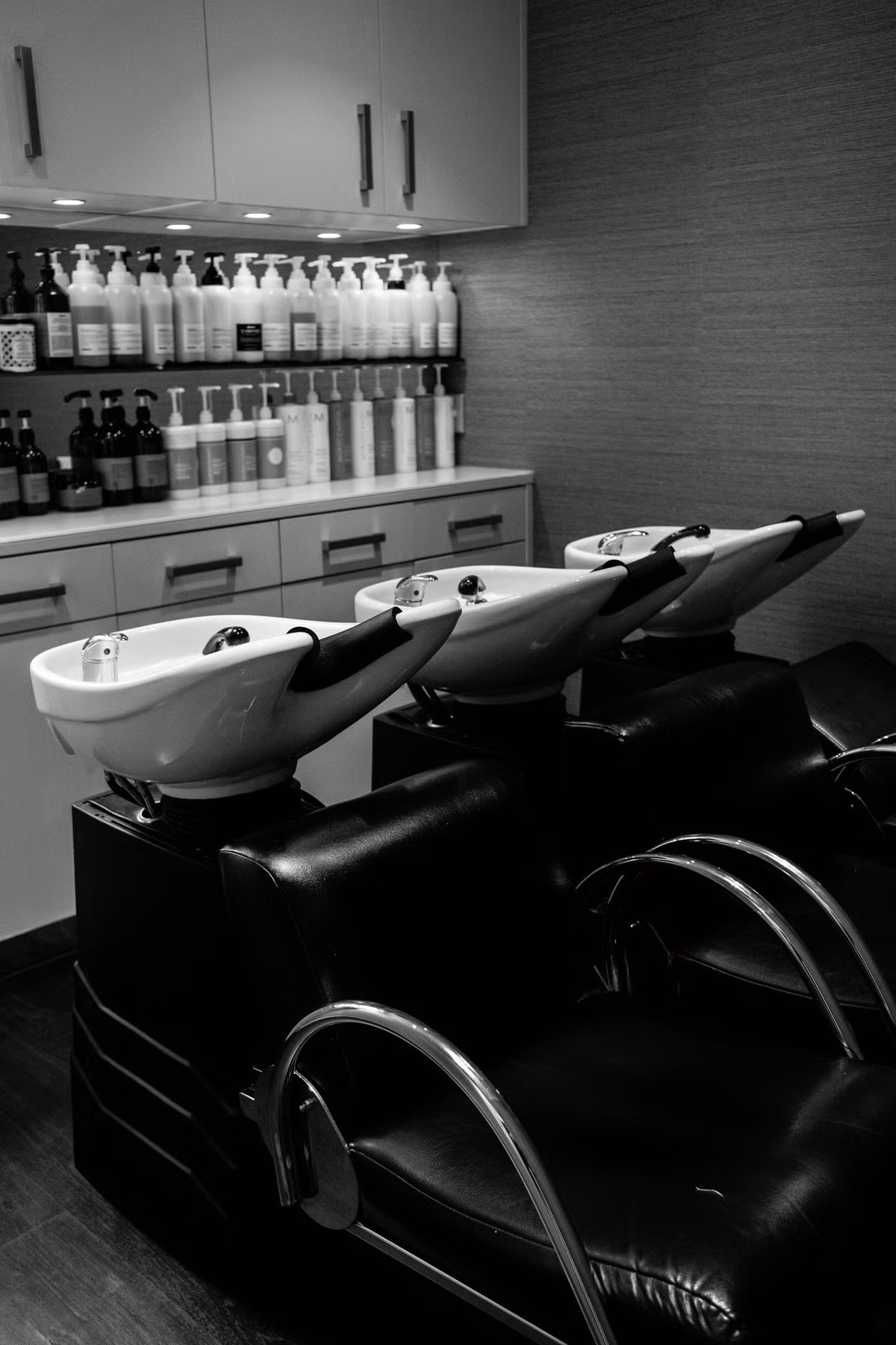 Tiệm làm tóc tọa lạc tại một ngôi nhà nhỏ 200 năm tuổi, là bối cảnh cho sự biến mất vô cớ của một số vật dụng làm nghề, đồ đạc thì bị dịch chuyển một cách quái dị, không lý do. Ảnh: @So You Hair.