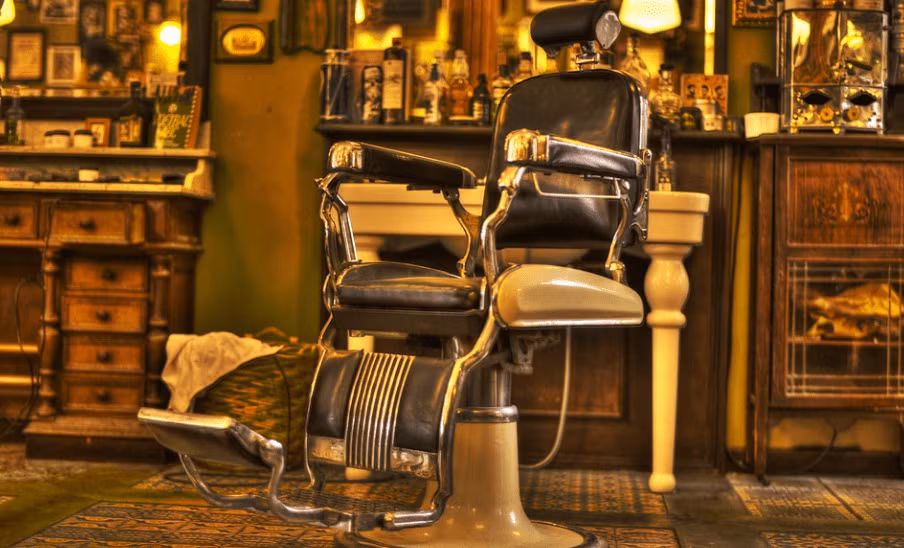 Charlie được cho là từng sở hữu một doanh nghiệp sửa đồng hồ trong khu vực. Sau khi hỏi các nhà sử học địa phương về lịch sử tiệm làm tóc, Amanda phát hiện ra rằng, nơi này trước đây từng là một cửa hàng sửa đồng hồ cũ nát. Ảnh: @Pinterest.