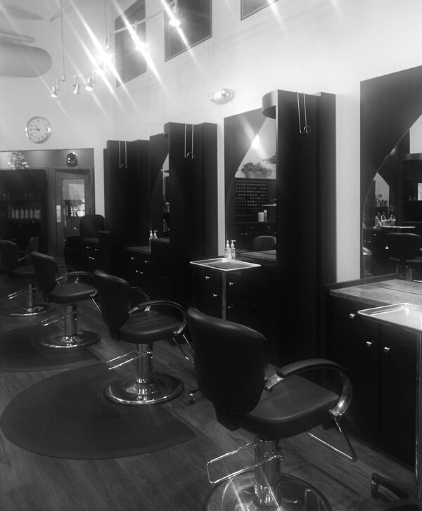 Bạn sẽ nghĩ rằng, hồn ma sẽ không tốt cho việc kinh doanh, nhưng Sally Montague đã tự hào tuyên bố tiệm làm tóc của mình là nơi bị ma ám nhất Derby, và bà ấy ấn tượng với điều này. Trên thực tế, cả hai tiệm mà bà điều hành ở thị trấn Anh trong 40 năm qua đều bị ma ám. Ảnh: @Reflections A Salon.