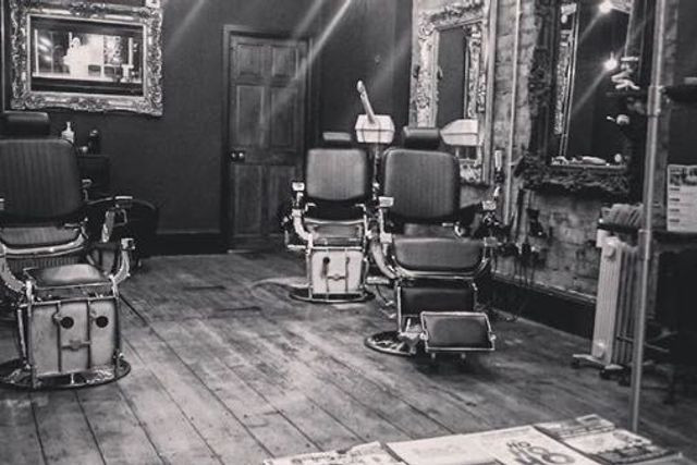 Cuối cùng, một nhà ngoại cảm được mời đến để giải quyết vấn đề, cũng như giải mã một số bí ẩn. Nhà ngoại cảm này nói, tiệm làm tóc Michael's Hair Design thực sự là nơi ở của một hồn ma. Ảnh: @Booksy.