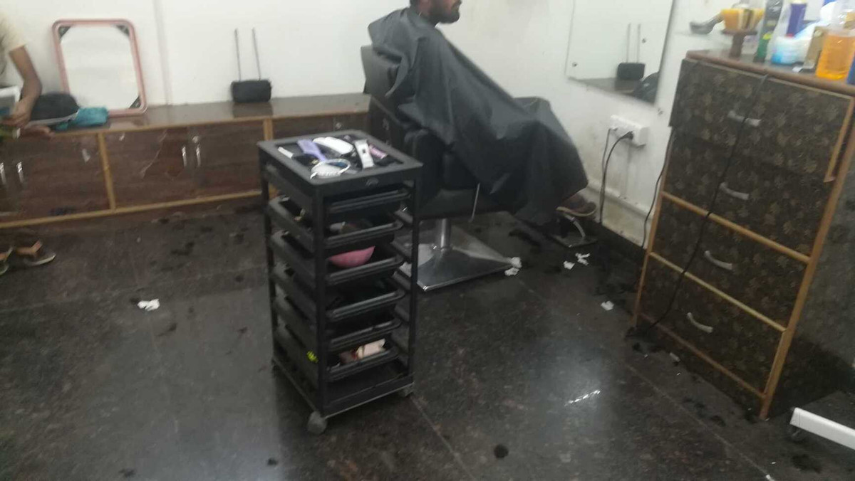 Ở tiệm còn lại, đối với con chó, người ta nói rằng, nó đã chết sau khi ngã bệnh, nhưng hồn nó đã đến thăm chủ của nó thường xuyên, thậm chí một khách hàng tại tiệm cũng trực tiếp nhìn thấy. Ảnh: @Justdial.