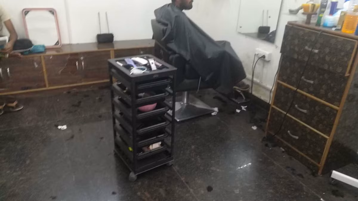 Ở tiệm còn lại, đối với con chó, người ta nói rằng, nó đã chết sau khi ngã bệnh, nhưng hồn nó đã đến thăm chủ của nó thường xuyên, thậm chí một khách hàng tại tiệm cũng trực tiếp nhìn thấy. Ảnh: @Justdial.