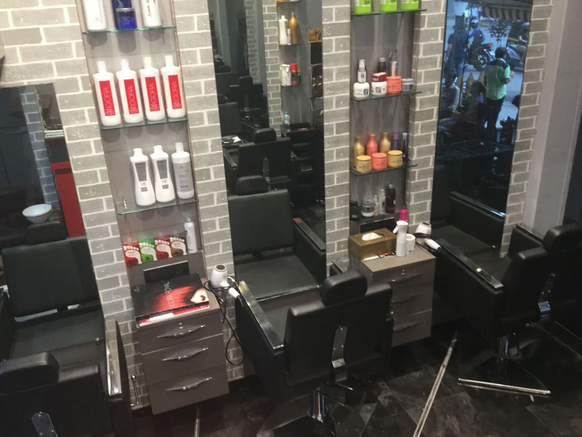 Sally Montague từng nghe thấy một âm thanh giống như tiếng chó sủa, cùng lúc với một khách hàng khẳng định, họ đã nhìn thấy một con chó bên chân của một khách hàng khác trong tiệm, nhưng ngay lúc đó, Sally Montague không hề nhìn thấy con chó như lời kể. Ảnh: @Justdial.