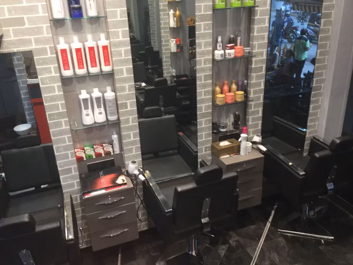 Sally Montague từng nghe thấy một âm thanh giống như tiếng chó sủa, cùng lúc với một khách hàng khẳng định, họ đã nhìn thấy một con chó bên chân của một khách hàng khác trong tiệm, nhưng ngay lúc đó, Sally Montague không hề nhìn thấy con chó như lời kể. Ảnh: @Justdial.