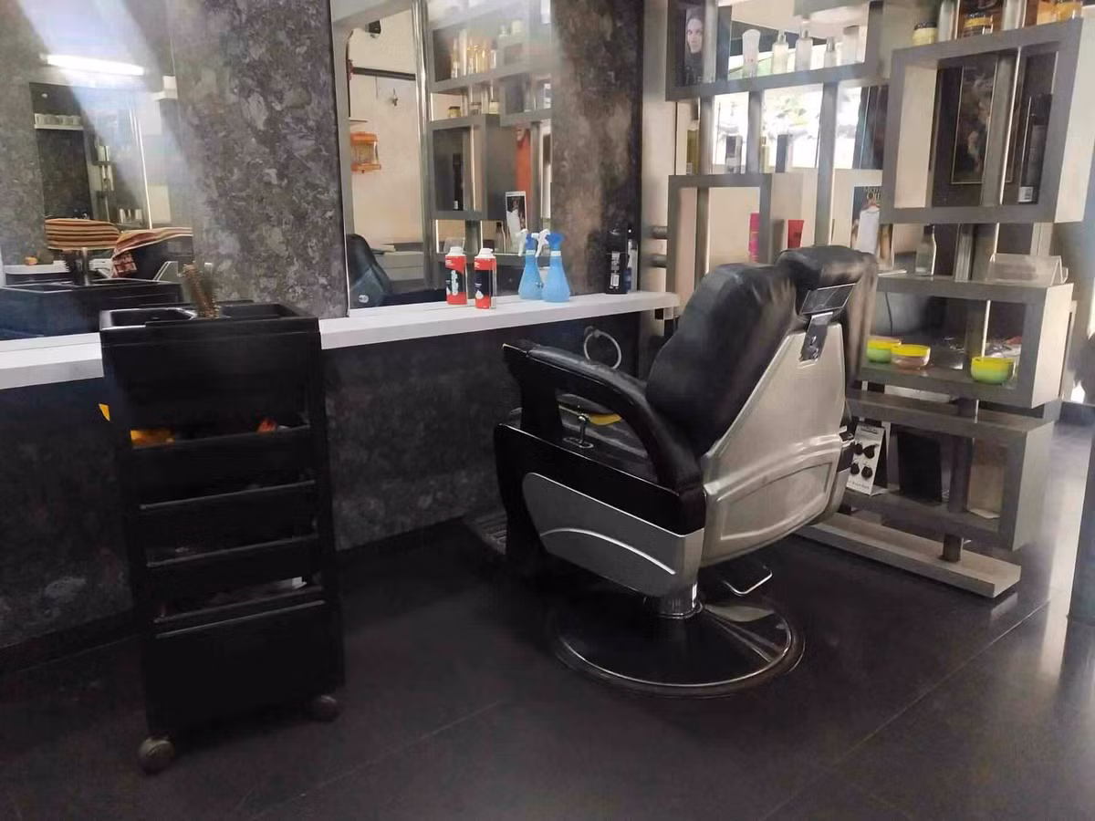 Người ta đã nhìn thấy hồn một chú chó nhỏ và hồn một số người lính diễu hành trong tiệm của bà. Có tin đồn rằng, đó là hồn của những người lính từng hoạt động trong một số đường hầm ngầm thành phố cổ của Anh. Ảnh: @Justdial.