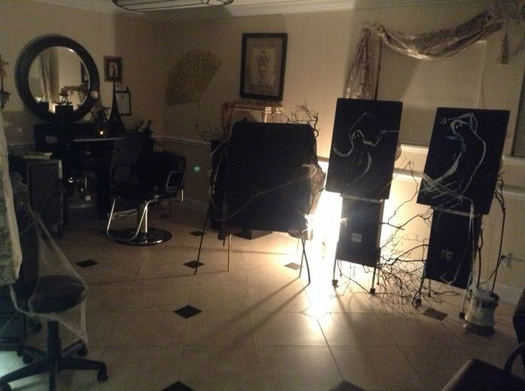 Tiệm được kể lại là nơi có một con ma luôn chơi các trò chơi quái dị trong tiệm, chuyên giật tranh ra khỏi tường, ném giỏ ra khỏi máy giặt vô cớ, dàn âm thanh cùng dàn điện trong tiệm đều bị ngắt cùng một lúc, và hiện tượng này nó diễn ra mỗi ngày. Ảnh: @Booksy.