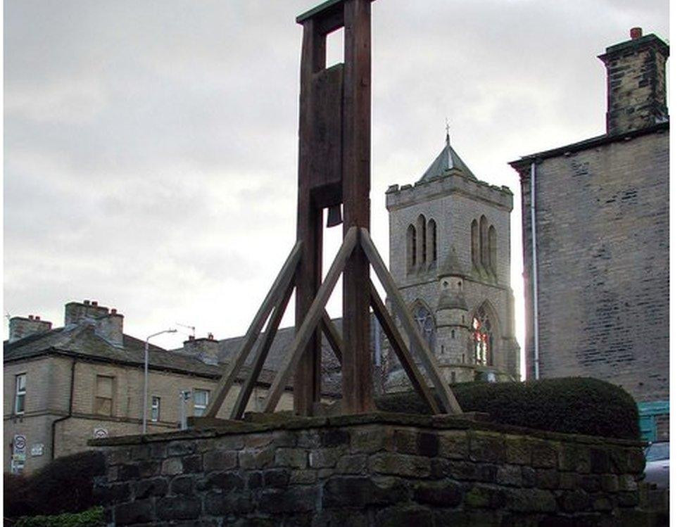 Sau khi cuộc nổi loạn kết thúc, Mydlář phải thực thi công lý. Tuy nhiên, cái giá phải trả rất cao. Đây không phải là một cuộc hành quyết bình thường. Ông phải hành quyết 27 người đàn ông, và tất cả đều chỉ bằng một nhát chém. Nếu phải dùng hai nhát chém, ông sẽ mất việc và danh tiếng. Ảnh: @Dark Knight Armoury.