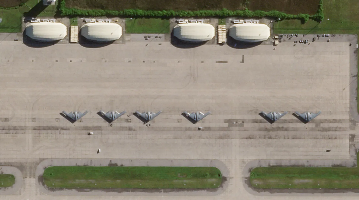 Hình ảnh vệ tinh do trang The War Zone thu thập được được từ kho lưu trữ Planet Labs cho thấy, có ít nhất sáu máy bay ném bom tàng hình B-2A Spirit và sáu máy bay KC-135 đã có mặt trên hòn đảo xa xôi này. Ảnh: @2025 Planet Labs Inc.