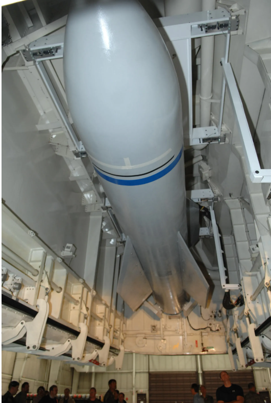 Bom phá boongke GBU-57/B Massive Ordnance Penetrator (MOP) loại một trong những loại bom có sức công phá lớn nhất thế giới. Bán kính sát thương của quả bom khi kích nổ hơn 300m xuyên phá được các công trình quân sự, độ xuyên phá bê tông tới 60m. Ảnh: @Không quân Hoa Kỳ.