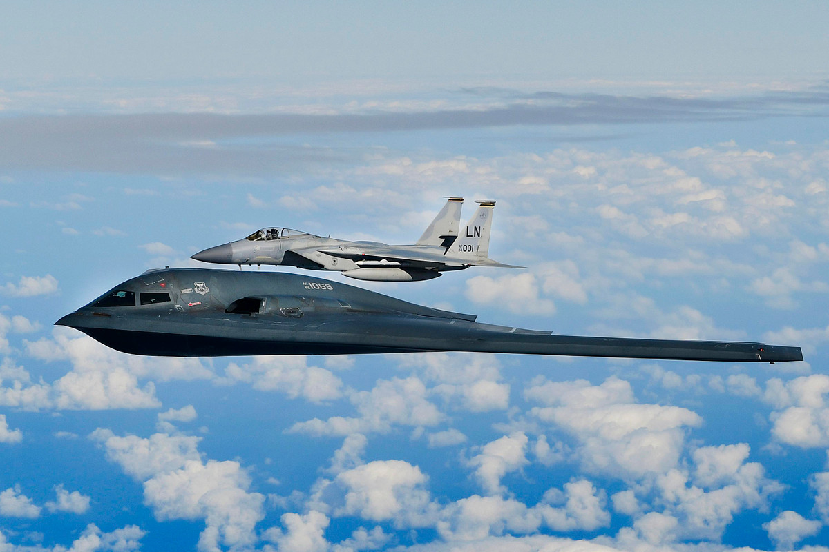 Trung bình, mỗi chiếc máy bay ném bom tàng hình B-2A Spirit có thể mang theo hai vũ khí khổng lồ này. Ảnh: @Reddit.