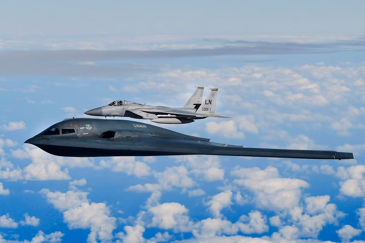 Trung bình, mỗi chiếc máy bay ném bom tàng hình B-2A Spirit có thể mang theo hai vũ khí khổng lồ này. Ảnh: @Reddit.