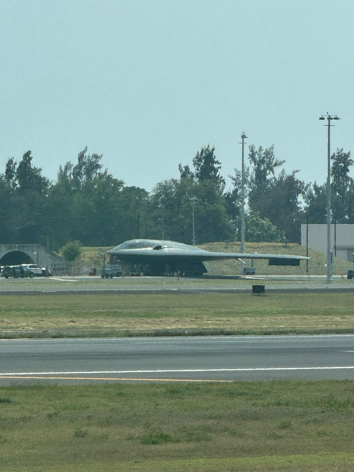 Cụ thể, một lượng lớn máy bay ném bom tàng hình B-2A Spirit và các phương tiện quân sự hỗ trợ khác đã được Mỹ cho triển khai đến khu vực căn cứ đảo Diego Garcia thuộc Ấn Độ Dương. Ảnh: @FL410_over_HNL.