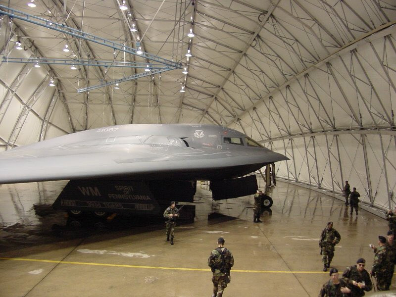 Việc triển khai máy bay ném bom tàng hình B-2A Spirit chưa từng có này diễn ra trong bối cảnh Mỹ ngày càng đe dọa Tehran, cũng như đẩy mạnh các cuộc tấn công tăng cường vào lực lượng Houthi ở Yemen. Ảnh: @Tyler Rogoway.