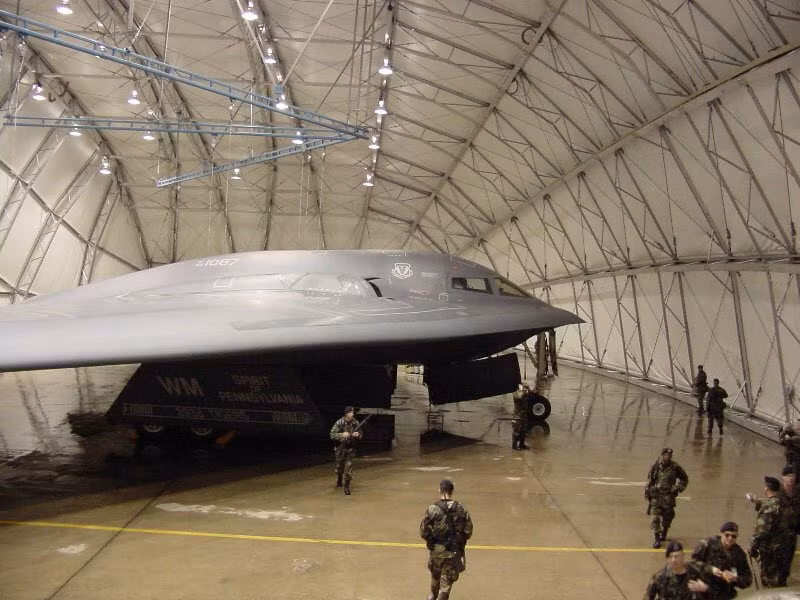 Việc triển khai máy bay ném bom tàng hình B-2A Spirit chưa từng có này diễn ra trong bối cảnh Mỹ ngày càng đe dọa Tehran, cũng như đẩy mạnh các cuộc tấn công tăng cường vào lực lượng Houthi ở Yemen. Ảnh: @Tyler Rogoway.