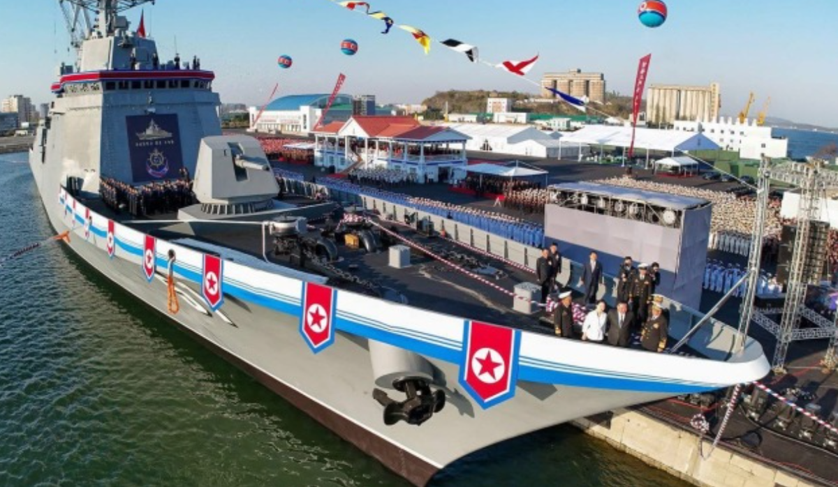 Gần đây, Triều Tiên đã chính thức công bố tàu khu trục tối tân tên là Choi Hyon. Tàu có lượng giãn nước 5.000 tấn, cũng là con tàu lớn nhất trong lịch sử Triều Tiên có khả năng phòng không tân tiến, hiện đại và đa nhiệm. Ảnh: @KCNA.