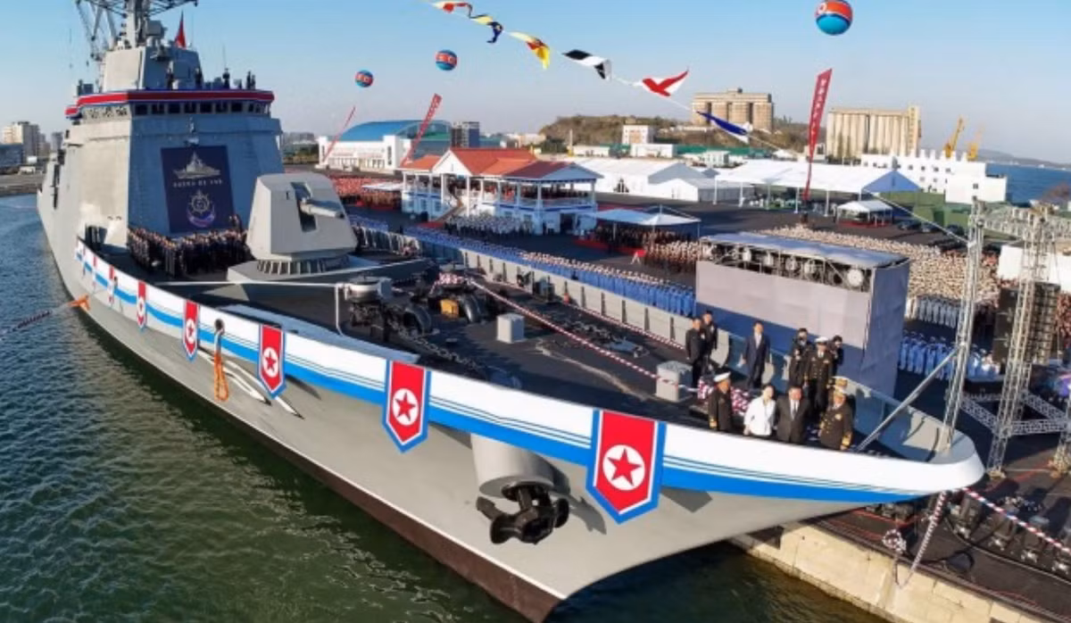 Gần đây, Triều Tiên đã chính thức công bố tàu khu trục tối tân tên là Choi Hyon. Tàu có lượng giãn nước 5.000 tấn, cũng là con tàu lớn nhất trong lịch sử Triều Tiên có khả năng phòng không tân tiến, hiện đại và đa nhiệm. Ảnh: @KCNA.