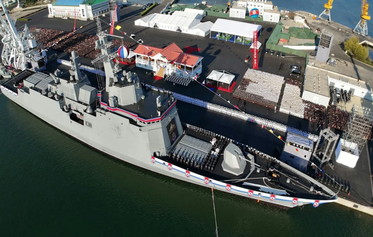 Được biết, hệ thống vũ khí tầm gần (CIWS) thường được trang bị trên tàu của lực lượng hải quân, có chức năng phát hiện và tiêu diệt các mối đe dọa như những loại vũ khí có điều khiển (đặc biệt là tên lửa chống hạm), máy bay cánh cố định, máy bay cánh quay, tàu thủy, các mục tiêu ven biển hay các thủy lôi đã lọt qua được các hệ thống phòng thủ bên ngoài. Gần như tất cả các lớp tàu chiến hiện đại cỡ lớn đều được trang bị một số hệ thống CIWS này. Ảnh: @KCNA.