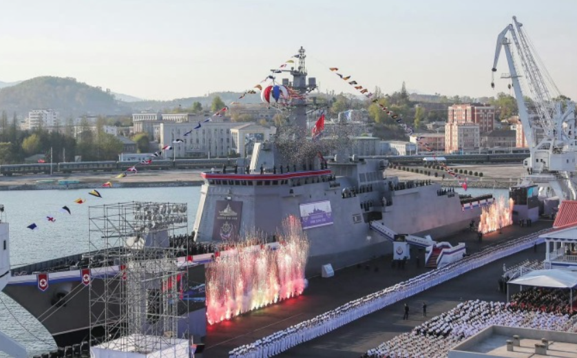 Ông Kim cũng chỉ ra rằng, ngành đóng tàu phải tập trung vào việc áp dụng các thiết bị công nghệ cao thế hệ mới, tăng cường cả hệ thống tấn công và phòng thủ, đồng thời phát triển các tàu có thể phục vụ nhiều chức năng ở trình độ tiên tiến hơn. Ông cho biết, đã đến lúc phải đưa ra những quyết định nghiêm túc liên quan đến việc tăng tốc vũ khí hạt nhân trong hải quân để bảo vệ đất nước, và đề xuất các nhiệm vụ liên quan để hỗ trợ chiến lược này. Ảnh: @KCNA.