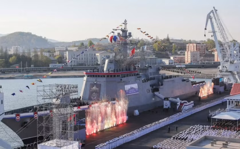 Ông Kim cũng chỉ ra rằng, ngành đóng tàu phải tập trung vào việc áp dụng các thiết bị công nghệ cao thế hệ mới, tăng cường cả hệ thống tấn công và phòng thủ, đồng thời phát triển các tàu có thể phục vụ nhiều chức năng ở trình độ tiên tiến hơn. Ông cho biết, đã đến lúc phải đưa ra những quyết định nghiêm túc liên quan đến việc tăng tốc vũ khí hạt nhân trong hải quân để bảo vệ đất nước, và đề xuất các nhiệm vụ liên quan để hỗ trợ chiến lược này. Ảnh: @KCNA.