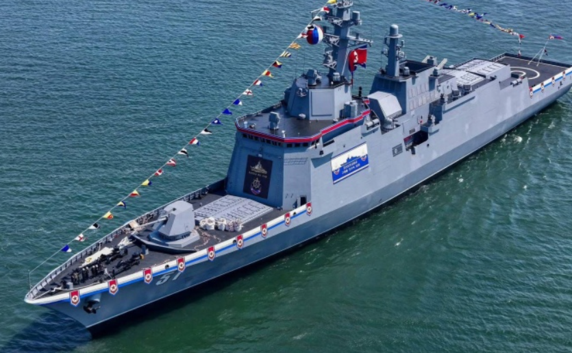 Điều đáng lưu ý là hệ thống CIWS này của tàu Choi Hyon trông rất giống với hệ thống Pantsir-ME của Nga vốn được trang bị cả pháo và tên lửa tầm ngắn có khả năng cơ động cao. Thế nên, có nhiều khả năng Triều Tiên sao chép công nghệ hệ thống CIWS này từ Nga, hoặc có thể là được Nga hỗ trợ chế tạo, thiết kế trực tiếp, như một phần đáp lại sự hỗ trợ của Triều Tiên cho Nga ở chiến trường Ukraine. Ảnh: @KCNA. 