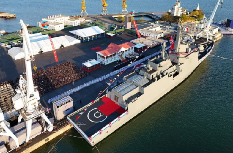 Chiến hạm Triều Tiên cũng sử dụng nhiều loại ống phóng khác nhau, gồm 32 ống cỡ nhỏ, 12 cỡ trung, 20 ống cỡ lớn (dự kiến sẽ mang theo tên lửa đạn đạo) và 10 ống rất lớn, tổng cộng là 74 ống. Thiết kế này giúp tối ưu hóa số lượng và chủng loại tên lửa mang theo trên tàu. Ảnh: @KCNA.