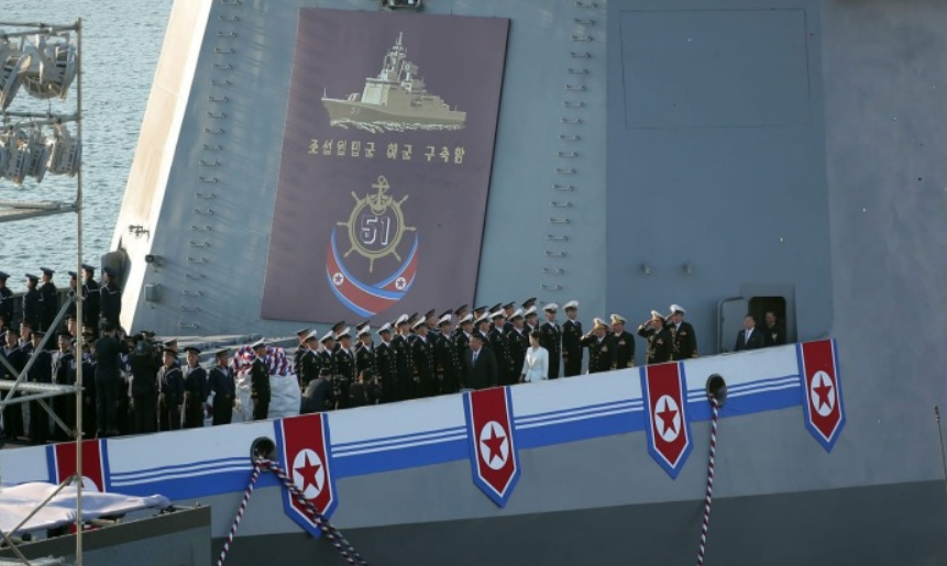 Ngoài ra, tàu Choi Hyon được kỳ vọng sẽ mang theo cả tên lửa hành trình và tên lửa đạn đạo đảm nhiệm cho các vai trò bao gồm chống tàu đối thủ, tấn công các mục tiêu trên mặt nước và có thể là cả tấn công hạt nhân. Ảnh: @KCNA.
