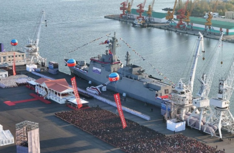 Nhà lãnh đạo Triều Tiên Kim Jong-un lưu ý rằng, tàu khu trục không nên chỉ giới hạn ở vai trò cơ bản là đẩy lùi lực lượng địch trong vùng lãnh hải. Thay vào đó, ông ủng hộ chiến lược phòng thủ chủ động, hướng đến tấn công dựa trên tiềm năng sức mạnh mạnh mẽ được tích hợp. Ảnh: @KCNA.