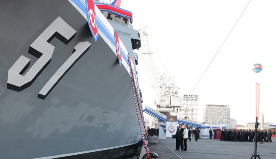 Con tàu chiến Choi Hyon được đóng trong hơn một năm, mang số hiệu thân tàu là 51, có nét tương đồng với tàu khu trục lớp DDG-51 Arleigh Burke. Ảnh: @KCNA.