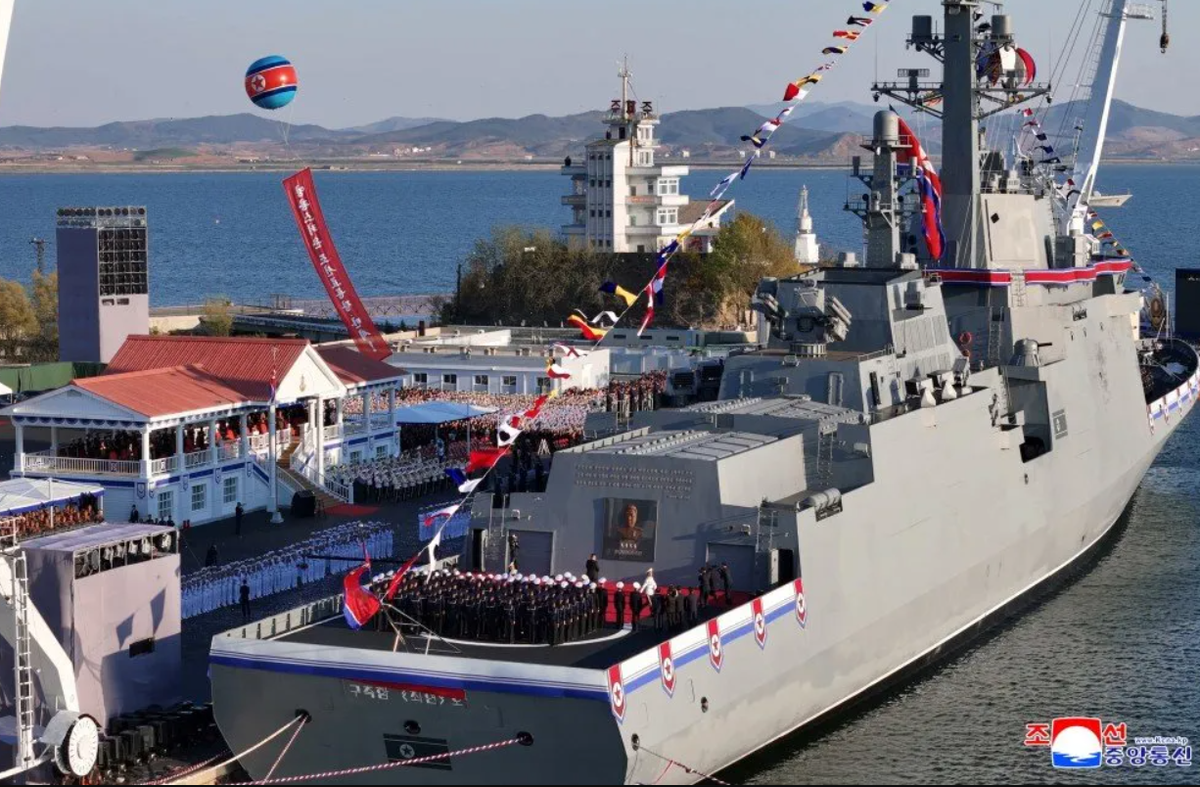 Thế nên, việc cung cấp cho tàu Choi Hyon hệ thống CIWS sẽ rất quan trọng, vì nếu thiết kế, chế tạo các cấu trúc phòng không riêng lẻ cho tàu sẽ mất nhiều thời gian để phát triển, và có thể không bao giờ đạt được hiệu quả phòng thủ cao như hệ thống CIWS. Ảnh: @KCNA.