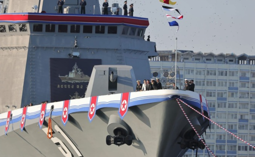 Có thể thấy rõ trên boong mũi tàu là một khẩu pháo lớn thuộc loại 127mm. Ngoài ra, không quá khó để thấy tàu khu trục Choi Hyon còn tích hợp một hệ thống vũ khí tầm gần (CIWS) ở phía sau cấu trúc thượng tầng. Ảnh: @KCNA.