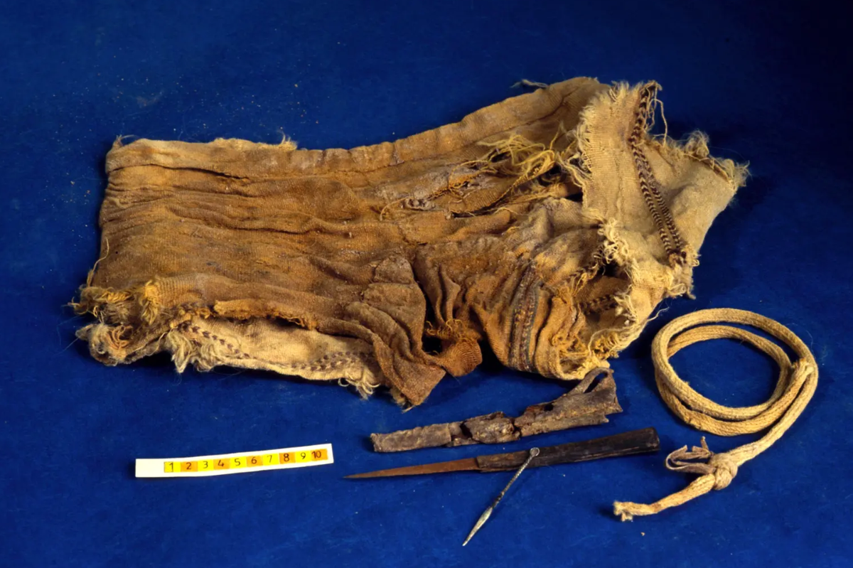 Nó được tìm thấy cùng với những con dao sắt, một chiếc ủng da, và những mảnh quần len dính đầy nước tiểu và chất thải. Ảnh: @Gamma-Rapho/Getty Images.