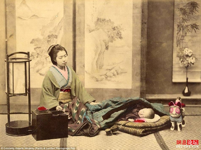 Một người mẹ đang ru con ngủ. Ảnh:163.com.