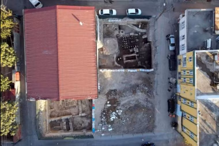 Trong quá trình khai quật tại thành phố cổ Germanicia ở tỉnh Kahramanmaraş phía nam đất nước Thổ Nhĩ Kỳ, các chuyên gia đã phát hiện ra một bức tranh khảm mô tả bữa tiệc ngoài trời. Ảnh: @Safinaz Acıpayam.