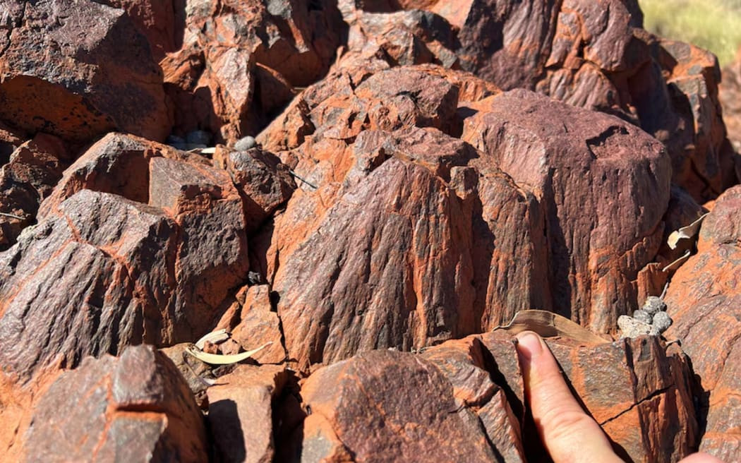 Các khối đá hình nón vỡ tại địa điểm này, cách Marble Bar khoảng 40 km về phía tây ở vùng Pilbara của Tây Úc, được hình thành khi một thiên thạch lao vào khu vực này với tốc độ hơn 36.000km/h. Ảnh: @Đại học Curtin.