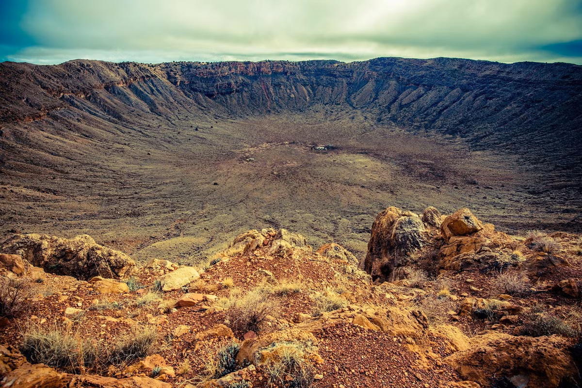 Giáo sư Johnson chia sẻ: "Trước khi chúng tôi phát hiện ra hố mới này, thì hố va chạm lâu đời nhất đã có tuổi đời là 2,2 tỷ năm. Đó là hố Yarrabubba ở miền Trung nước Mỹ. Giờ đây, có thể thấy hố va chạm ở vùng Pilbara của Tây Úc là hố va chạm lâu đời nhất từng được biết đến trên Trái Đất". Ảnh: @SciTechDaily.